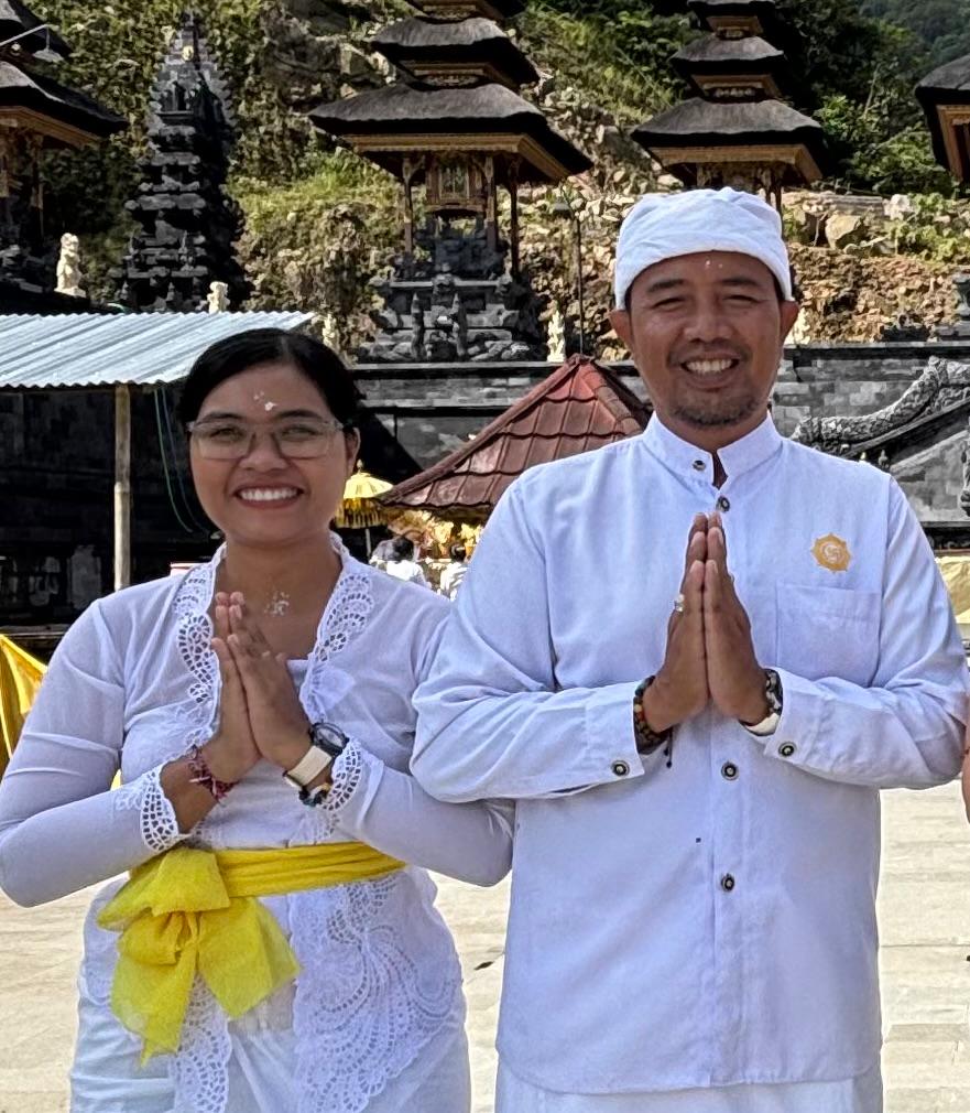 Jero San and Jero Rina, Balinese priests, at the temple